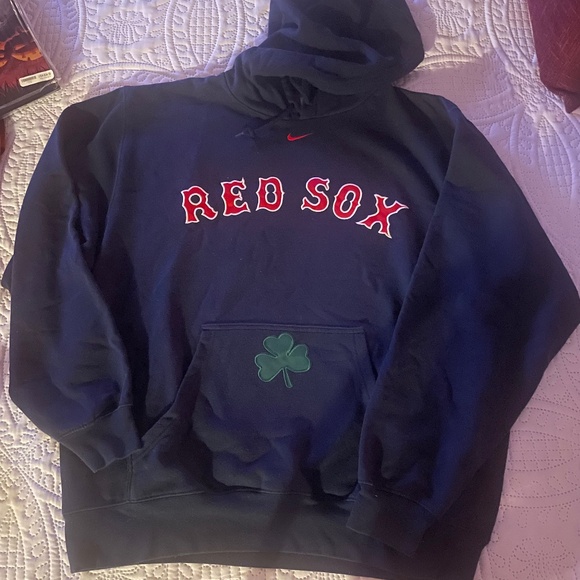 BOSTON RED SOX HOODIE SWEATSHIRT With Celtic Pride Green Clover - Picture 1 of 8